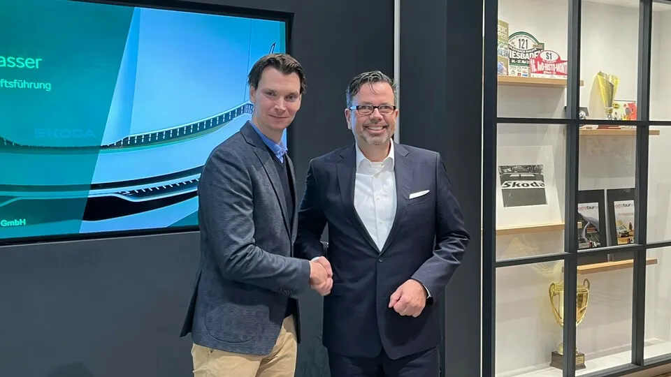 Jan-Hendrik Hülsmann (l.) übergibt den Staffelstab als Deutschlandchef von Skoda an Frank Barwasser.